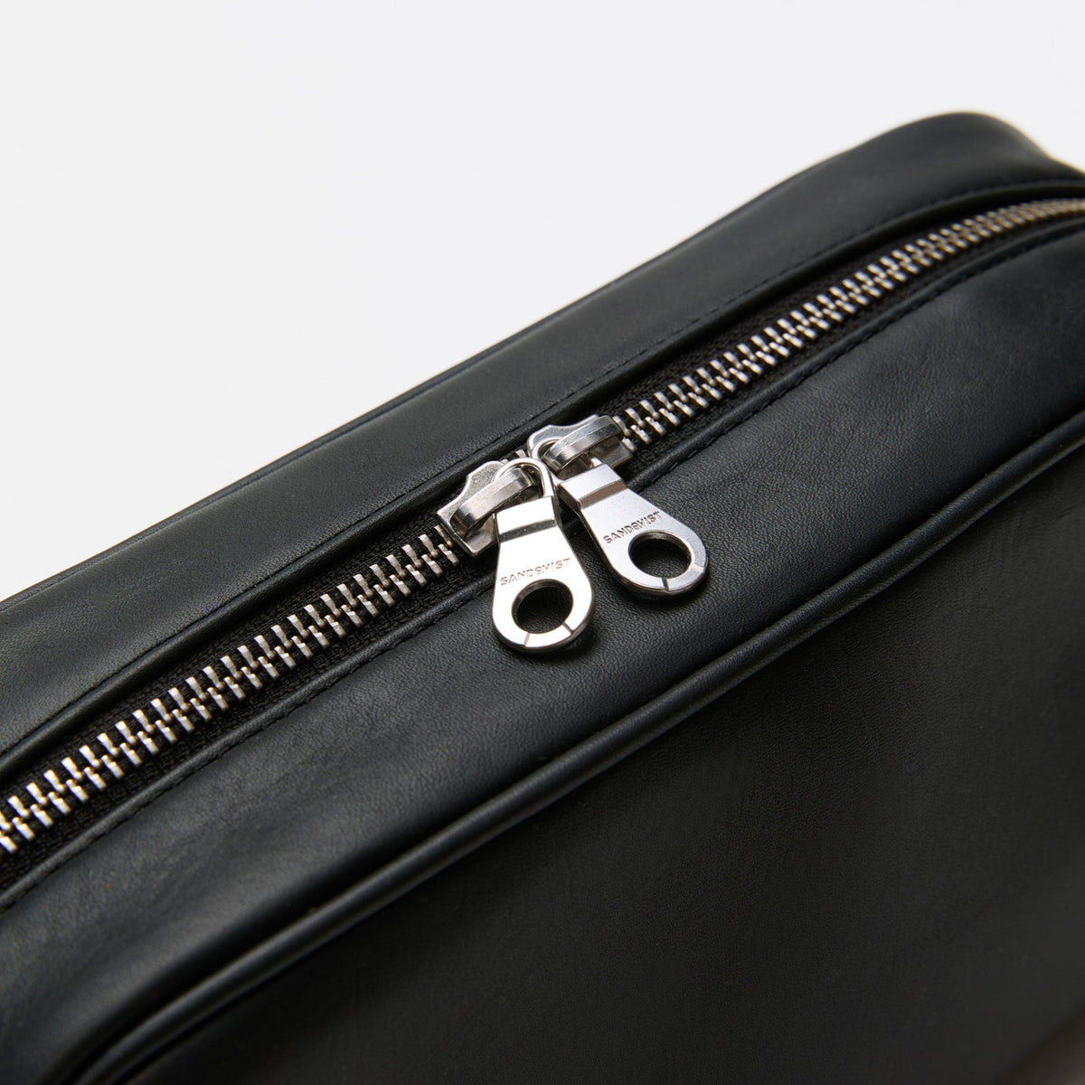 LEATHER BAGUETTE BAG